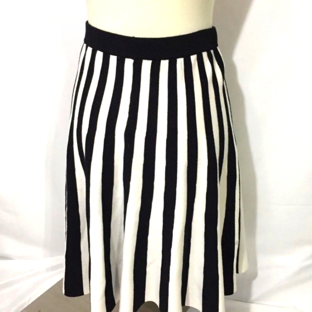 Carmen Marc Valvo Black White Vertical Stripe Aline Flare Sweater Skirt M
